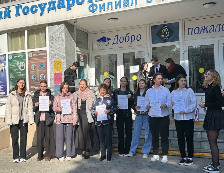 Торжественной линейкой начали новую учебную неделю