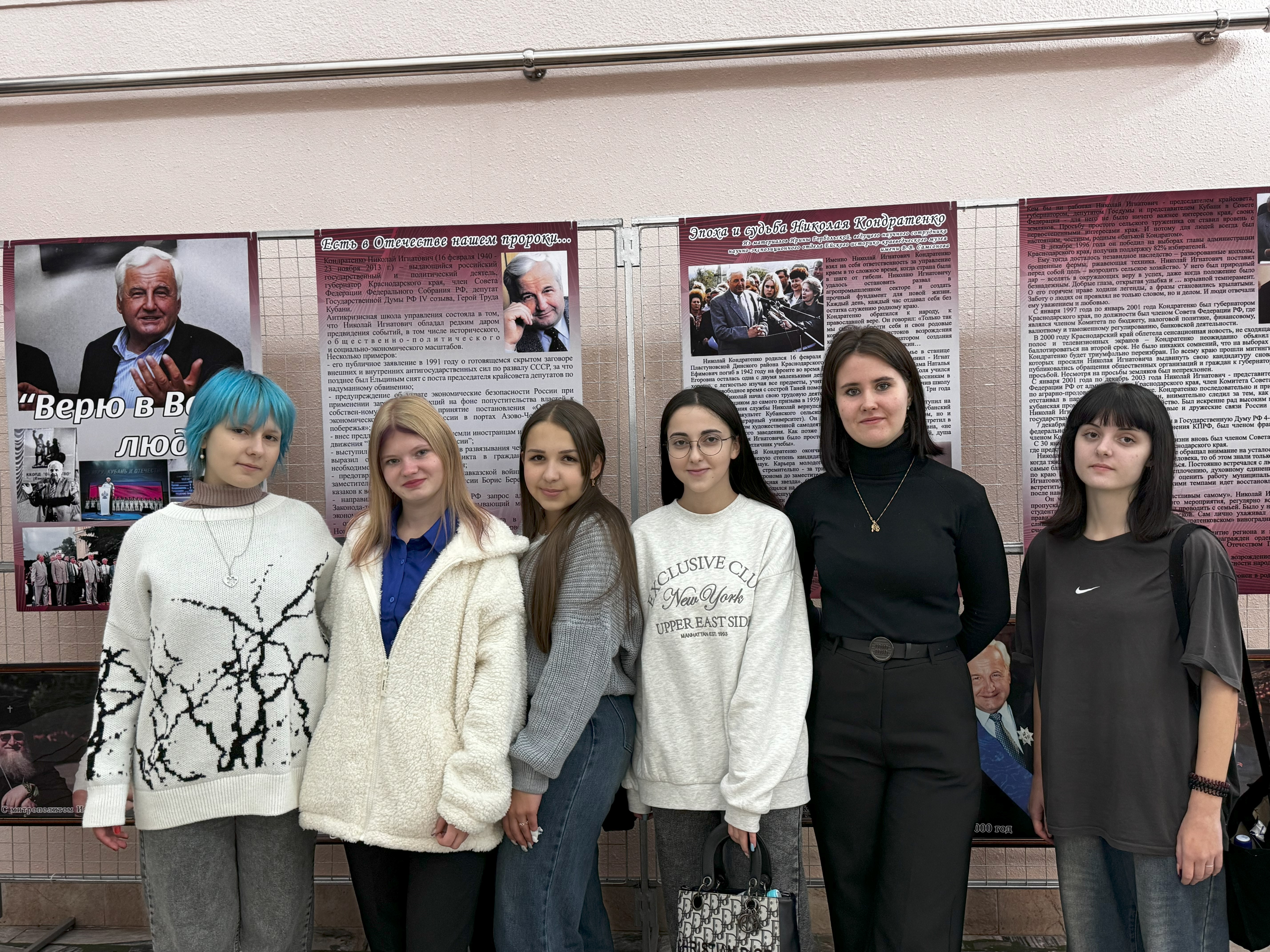 Студенты филиала РГСУ в г. Анапе посетили краевую передвижную фотовыставку «Верю в вас, люди!»